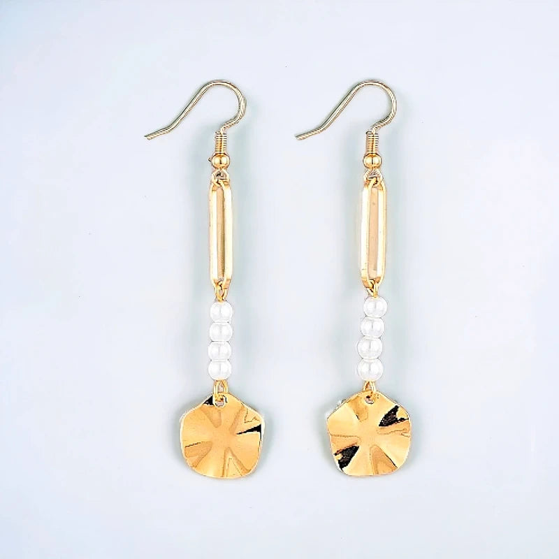Boucles d’Oreilles Pendantes Femme Dorées avec Perles et Pendentif Soleil – Élégantes & Tendance