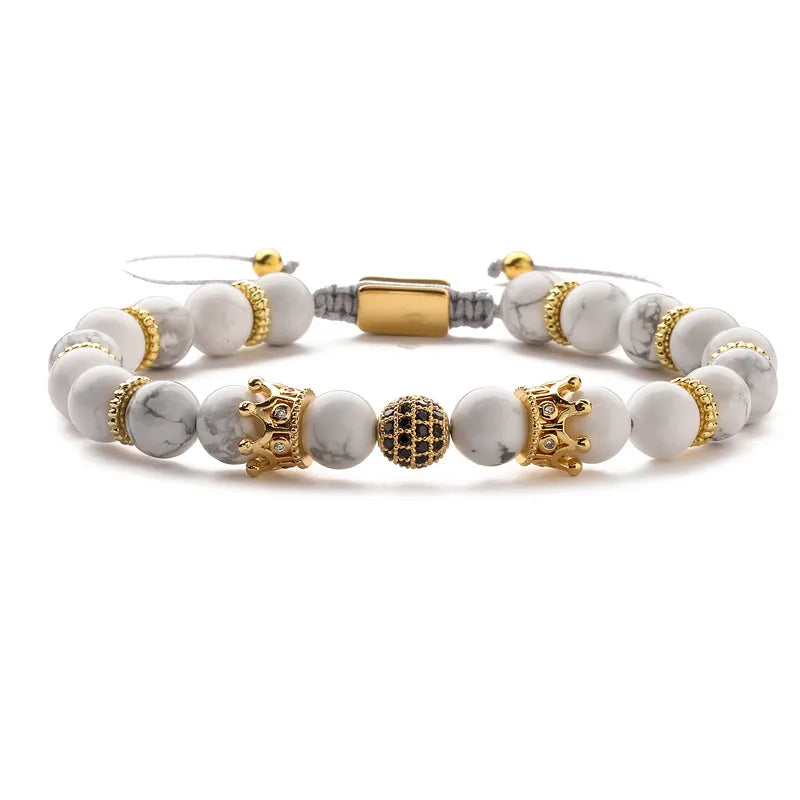 🌟 Bracelet Howlite Royale – Couronnes Dorées & Perles Naturelles