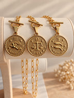 Collier et Pendentif Signe Astrologique Plaqué Or | Zodiaque Gravure Personnalisée Verso | Chaîne Paperclip Toggle | Cadeau
