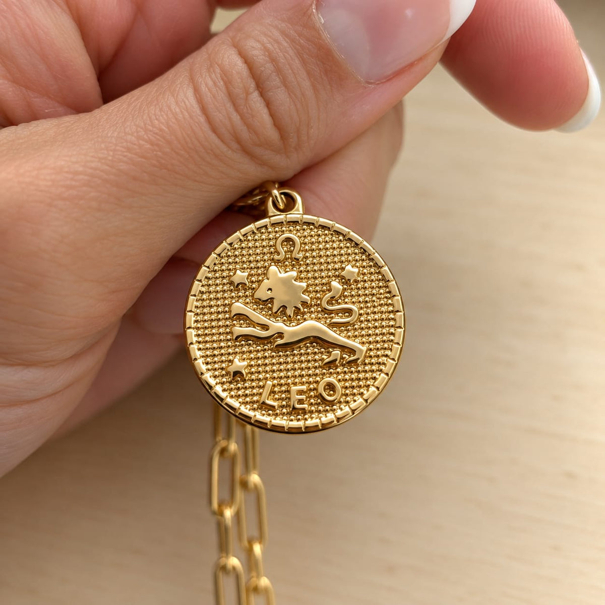 Lion - Collier astrologique zodiaque doré – Pendentif Leo en acier inoxydable - Gravure à la demande