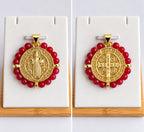 Collier et Pendentif Sainte Lucie – Médaille Saint Benoît Perles Rouges, Acier Inoxydable Plaqué Or 45+5 cm
