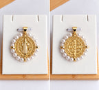 Collier et Pendentif Pureté Divine – Médaille Saint Benoît Perles, Acier Inoxydable Plaqué Or 45+5 cm
