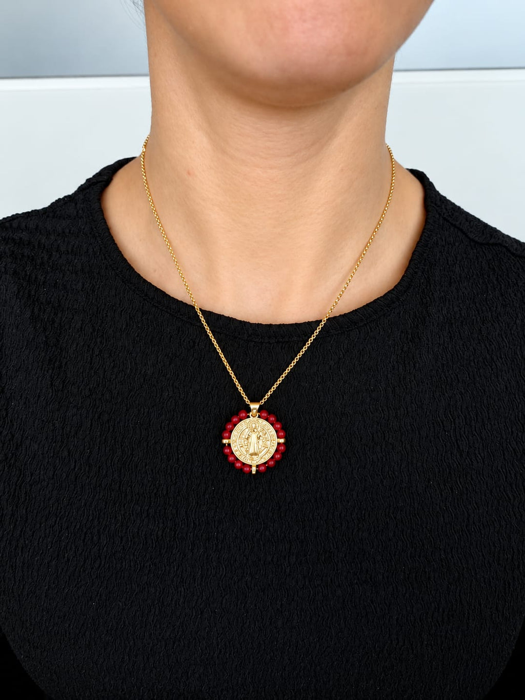 Collier et Pendentif Sainte Lucie – Médaille Saint Benoît Perles Rouges, Acier Inoxydable Plaqué Or 45+5 cm