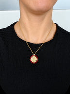Collier et Pendentif Sainte Lucie – Médaille Saint Benoît Perles Rouges, Acier Inoxydable Plaqué Or 45+5 cm