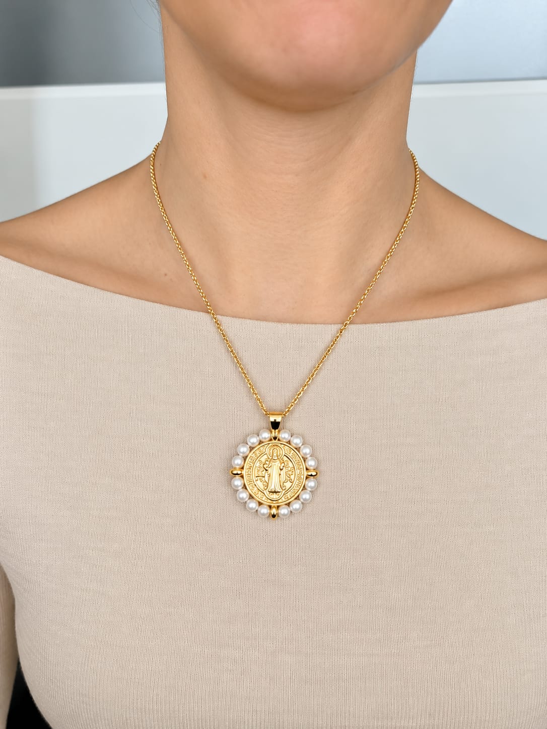 Collier et Pendentif Pureté Divine – Médaille Saint Benoît Perles, Acier Inoxydable Plaqué Or 45+5 cm