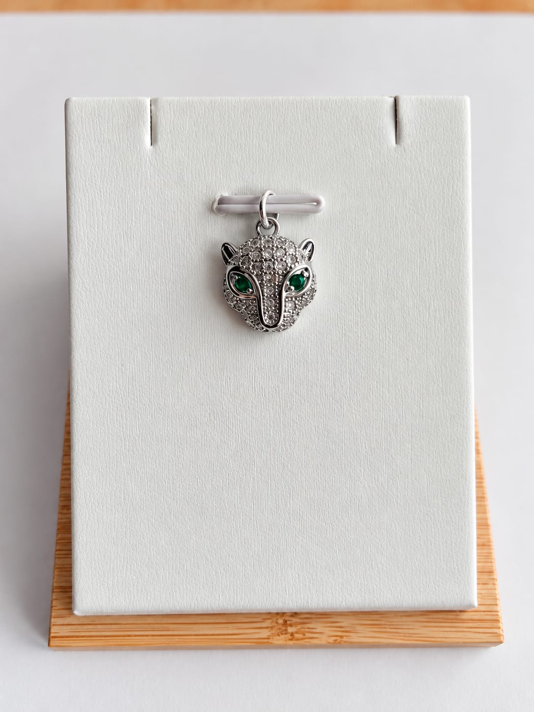 Collier et Pendentif tête de panthère argentée – yeux verts & zircons