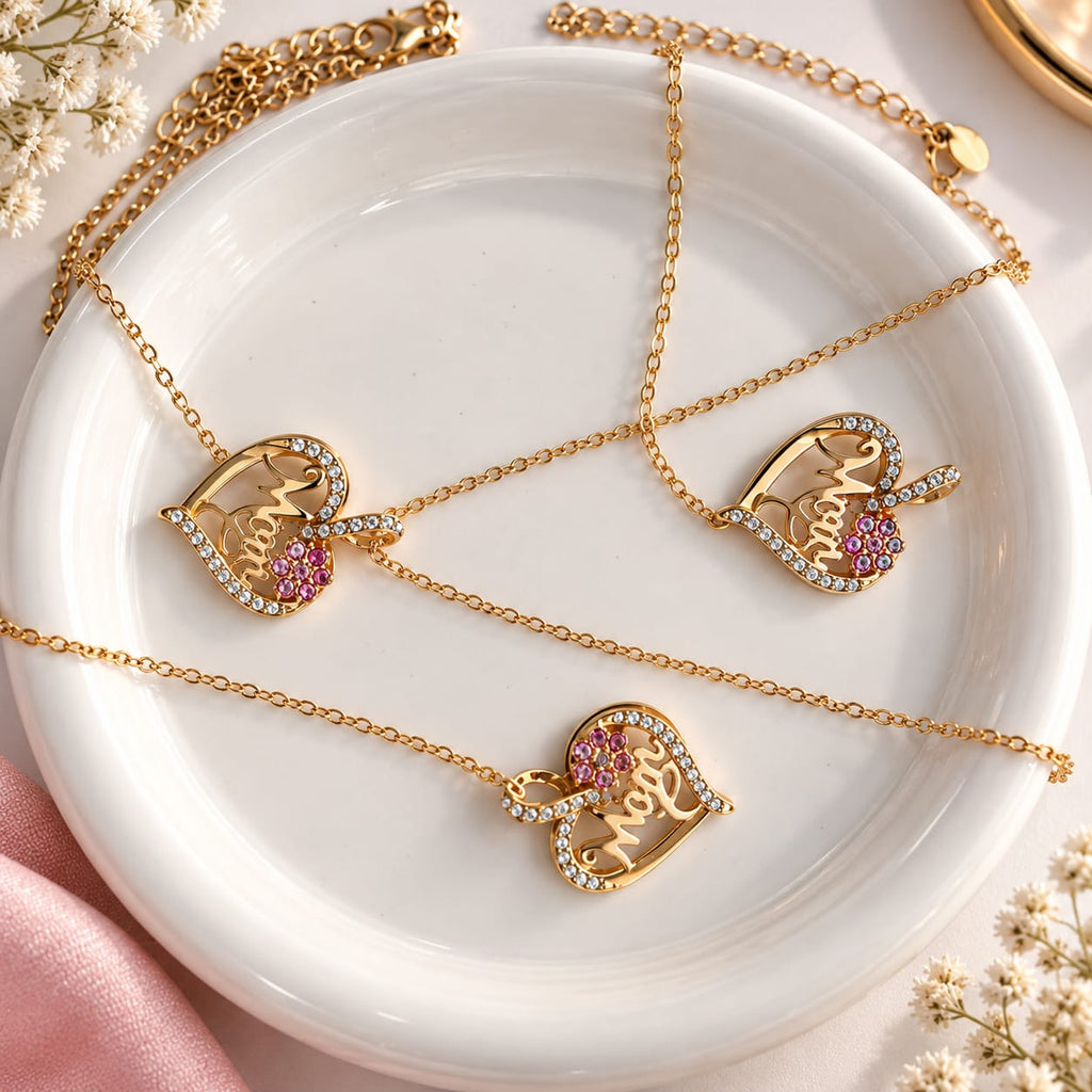 Collier Cœur Mom Plaqué Or Rose – Pendentif Amour de Maman Strass et Fleur Rose – Cadeau Fête des Mères – Alliage Plaqué Or 45+5 cm