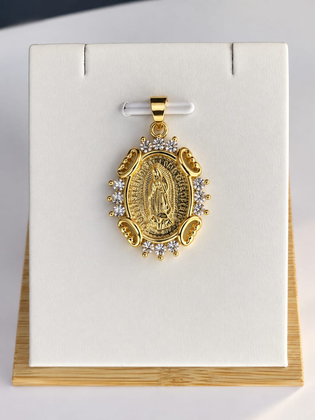Collier Médaille Vierge de Guadalupe Plaqué Or – Pendentif Lumière Sacrée Acier Inoxydable et Zircons – Bijou Religieux Protection – Pendentif Seul ou Collier 45+5 cm