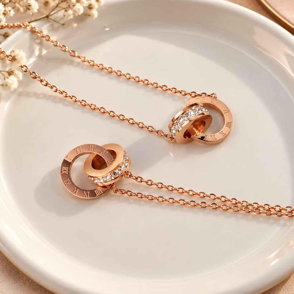 Collier Anneaux Entrelacés – Chiffres Romains & Zircon | Acier Titane Doré