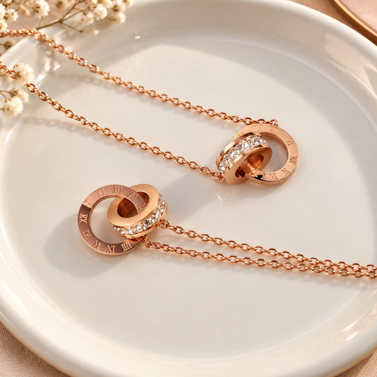 Collier Anneaux Entrelacés – Chiffres Romains & Zircon | Acier Titane Doré