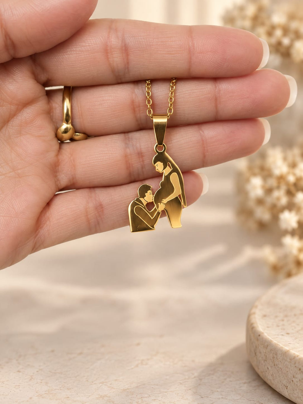 Collier Future Maman "Douce attente" – Pendentif Famille en Acier Inoxydable Doré - Gravure à la demande
