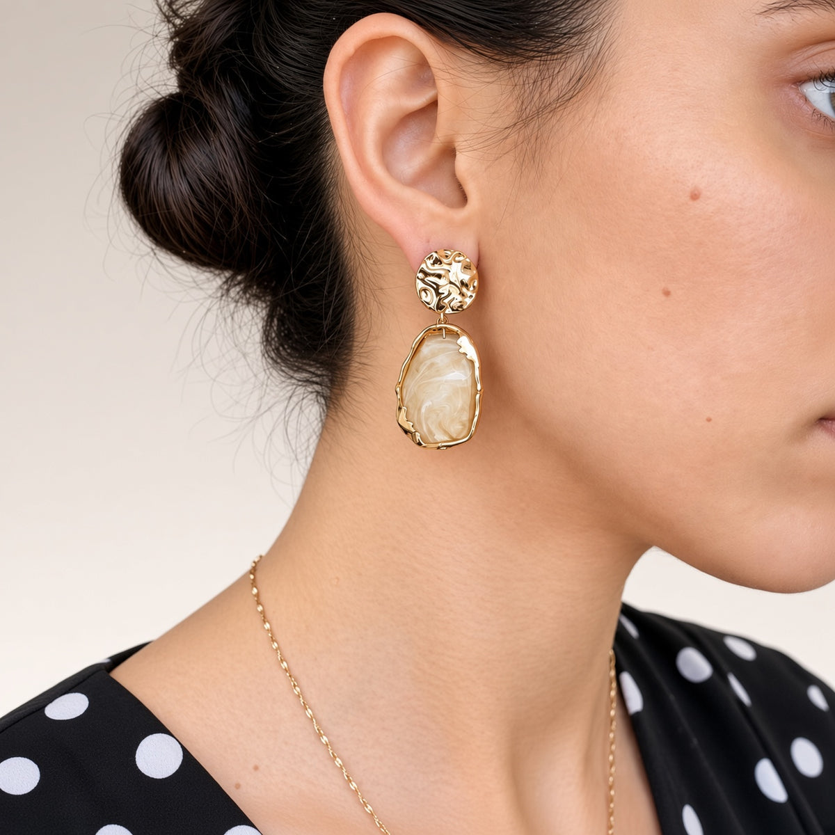 Boucles d’Oreilles Pendantes Nacre d’Or – Pierre Nacrée Or Organique