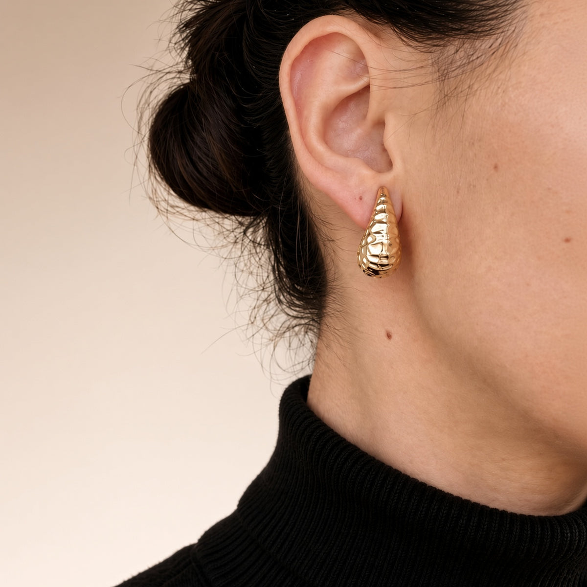 Puces Gouttes Dorées Or Texturé – Boucles d’Oreilles Goutte Martelée