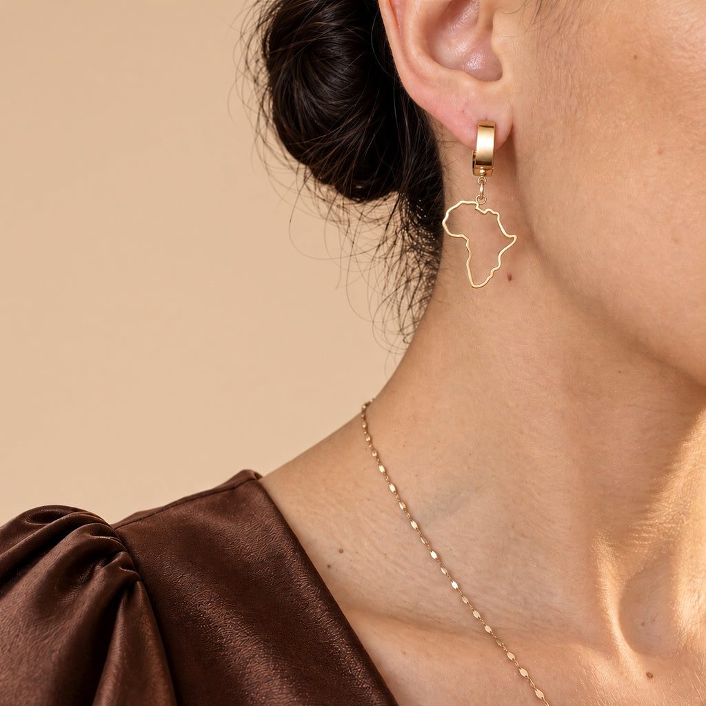 Créoles Pendantes Carte Afrique Or Terre d’Éclat – Boucles d’Oreilles Dorées