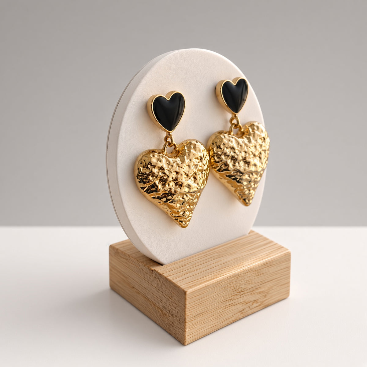 Boucles d’Oreilles Cœur Sauvage Acier Doré – Pendants Cœur Martelé Noir & Or