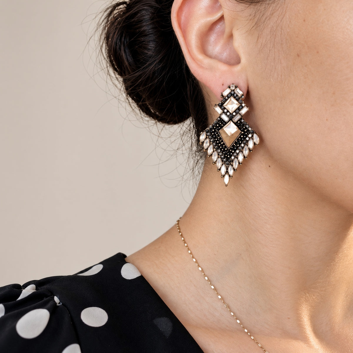 Boucles d’Oreilles Losange Éclat Nocturne – Cristaux Noir & Champagne Statement