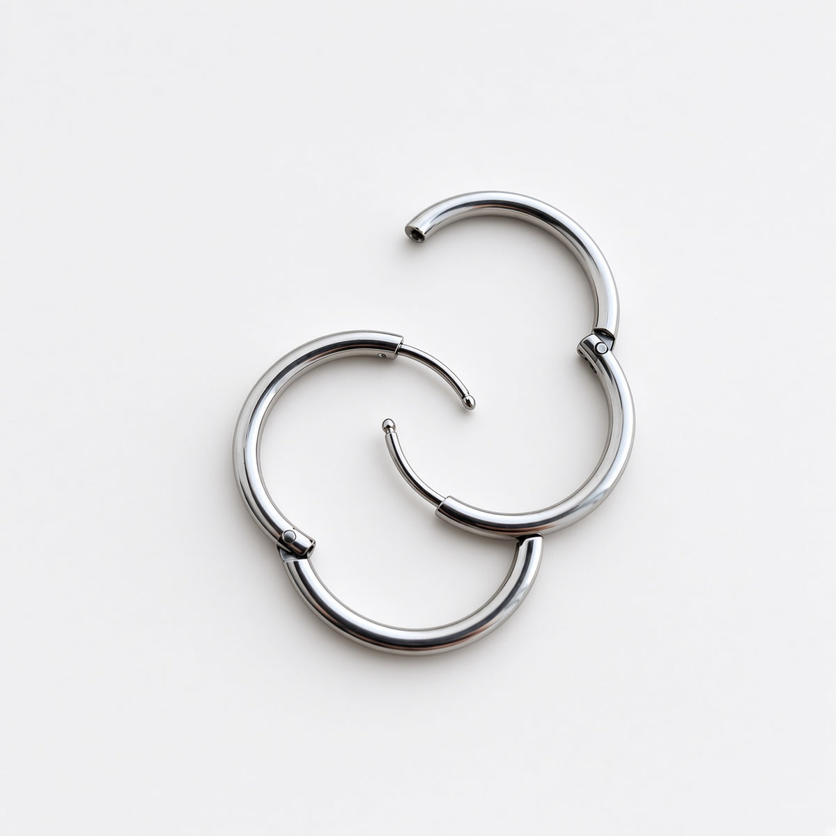 Créoles Argentées Harmonie – Boucles d’Oreilles Créoles Acier Intemporelles