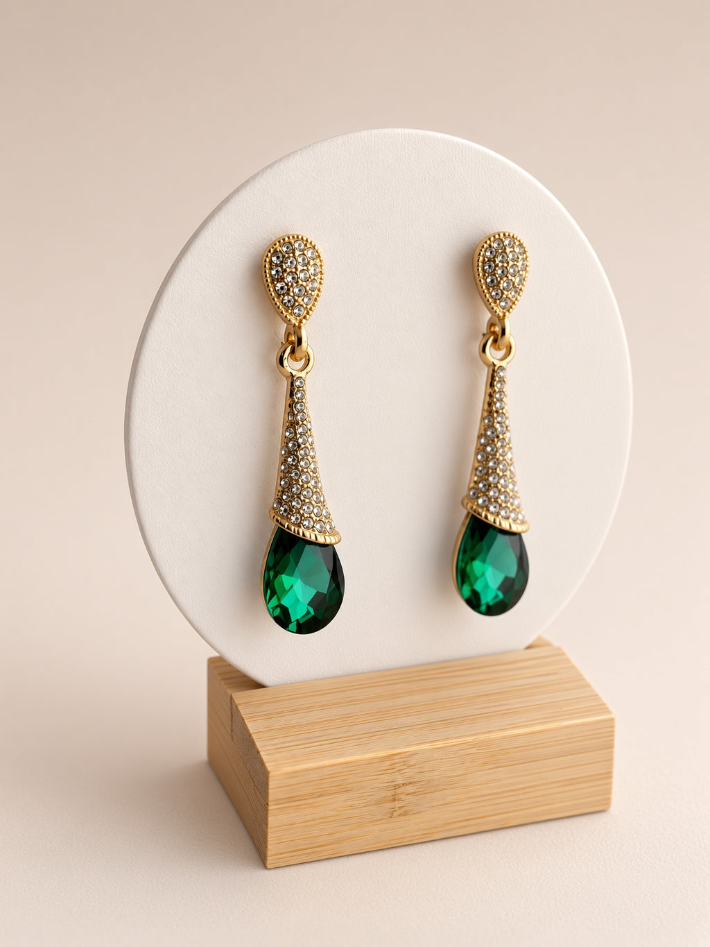 Boucles d’Oreilles Pendantes Éclat d’Émeraude – Goutte Verte Or & Strass
