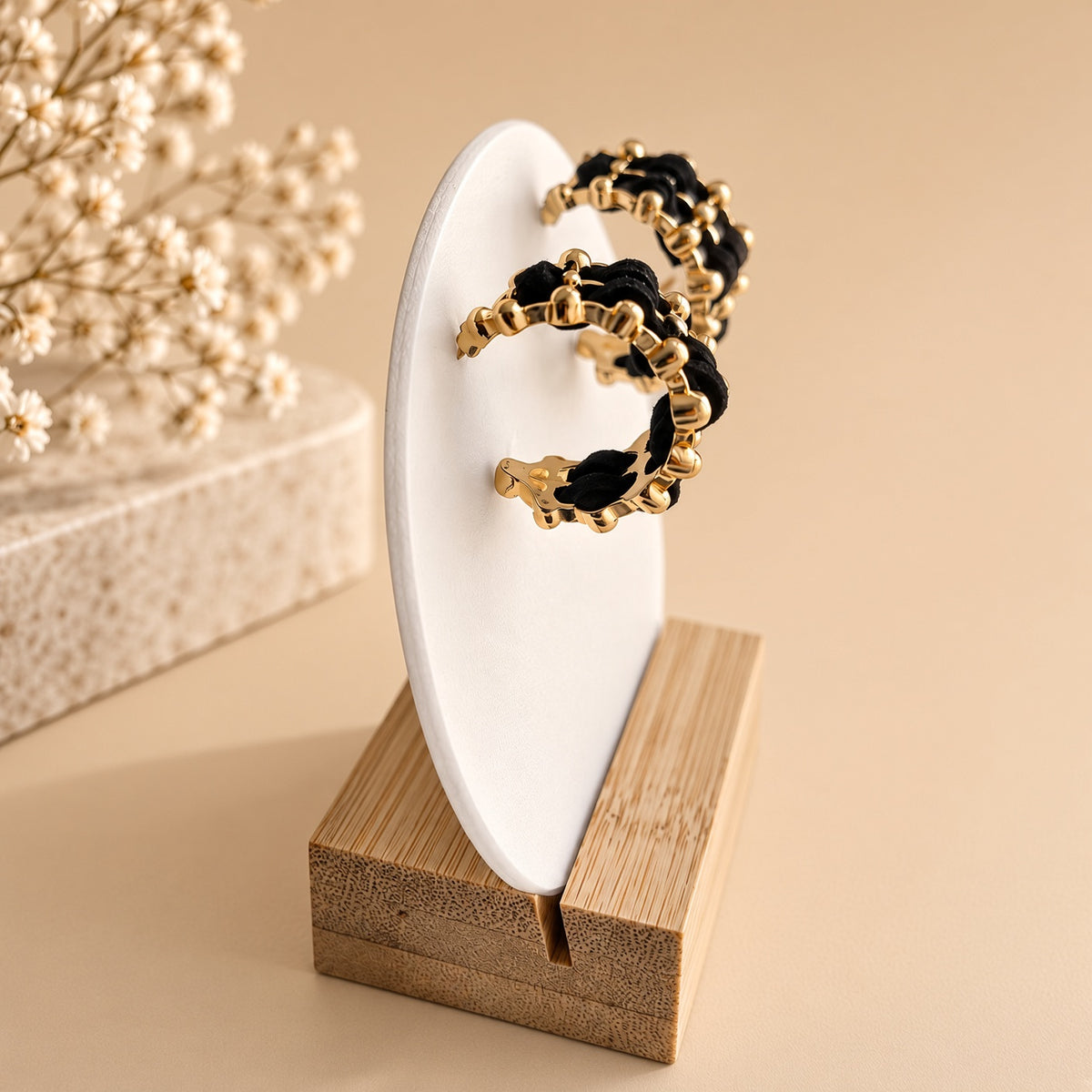 Créoles Or & Noir Éclat Couture – Boucles d’Oreilles Matelassées Élégantes