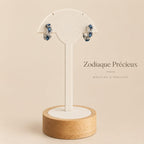 Créoles Argentées Zodiaque Précieux – Boucles d’Oreilles Saphir & Strass