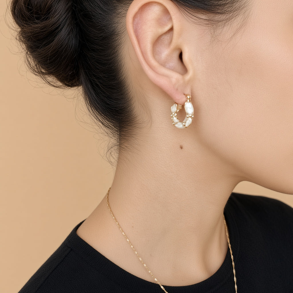 Mini Créoles Or & Nacre Éclat de Nacre – Boucles d’Oreilles Huggie