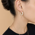 Mini Créoles Or & Nacre Éclat de Nacre – Boucles d’Oreilles Huggie