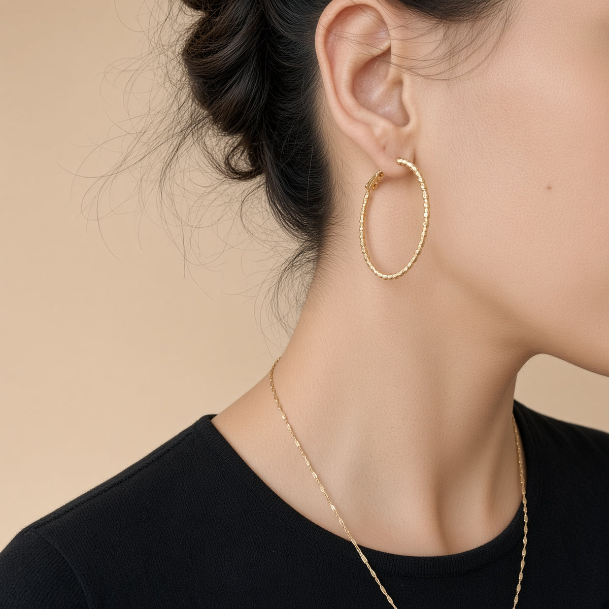 Créoles Or Texturées Lumière Perlée – Boucles d’Oreilles Créoles Martelées