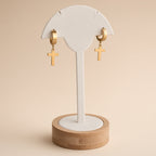Boucles d'oreilles créoles croix pendante – Acier inoxydable plaqué or | Bijoux femme élégants et résistants