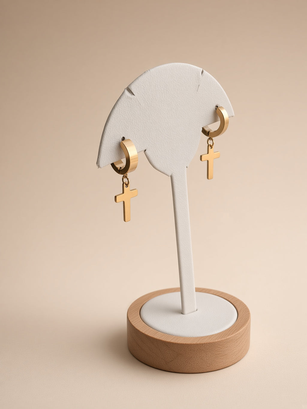 Boucles d'oreilles créoles croix pendante – Acier inoxydable plaqué or | Bijoux femme élégants et résistants