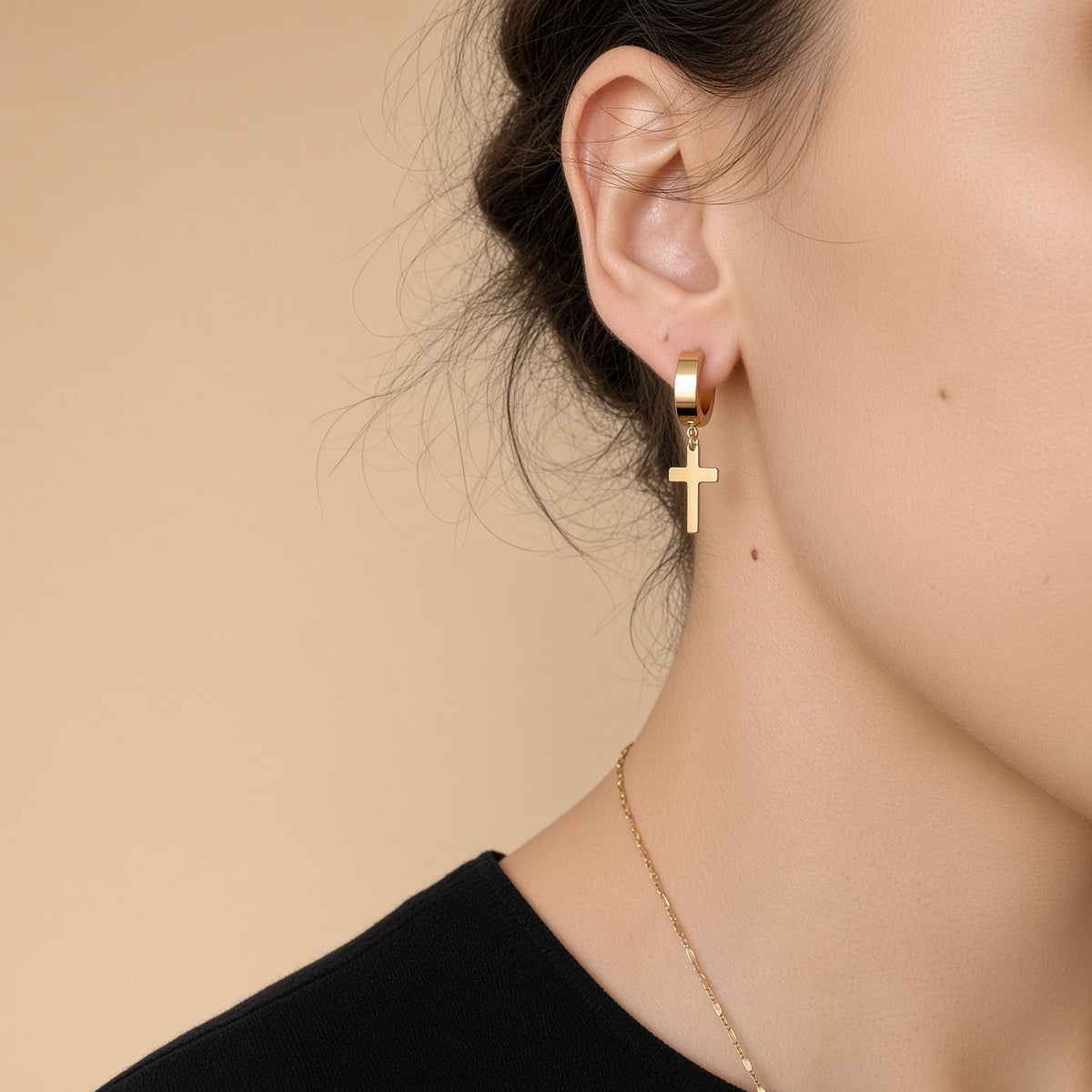 Boucles d'oreilles créoles croix pendante – Acier inoxydable plaqué or | Bijoux femme élégants et résistants