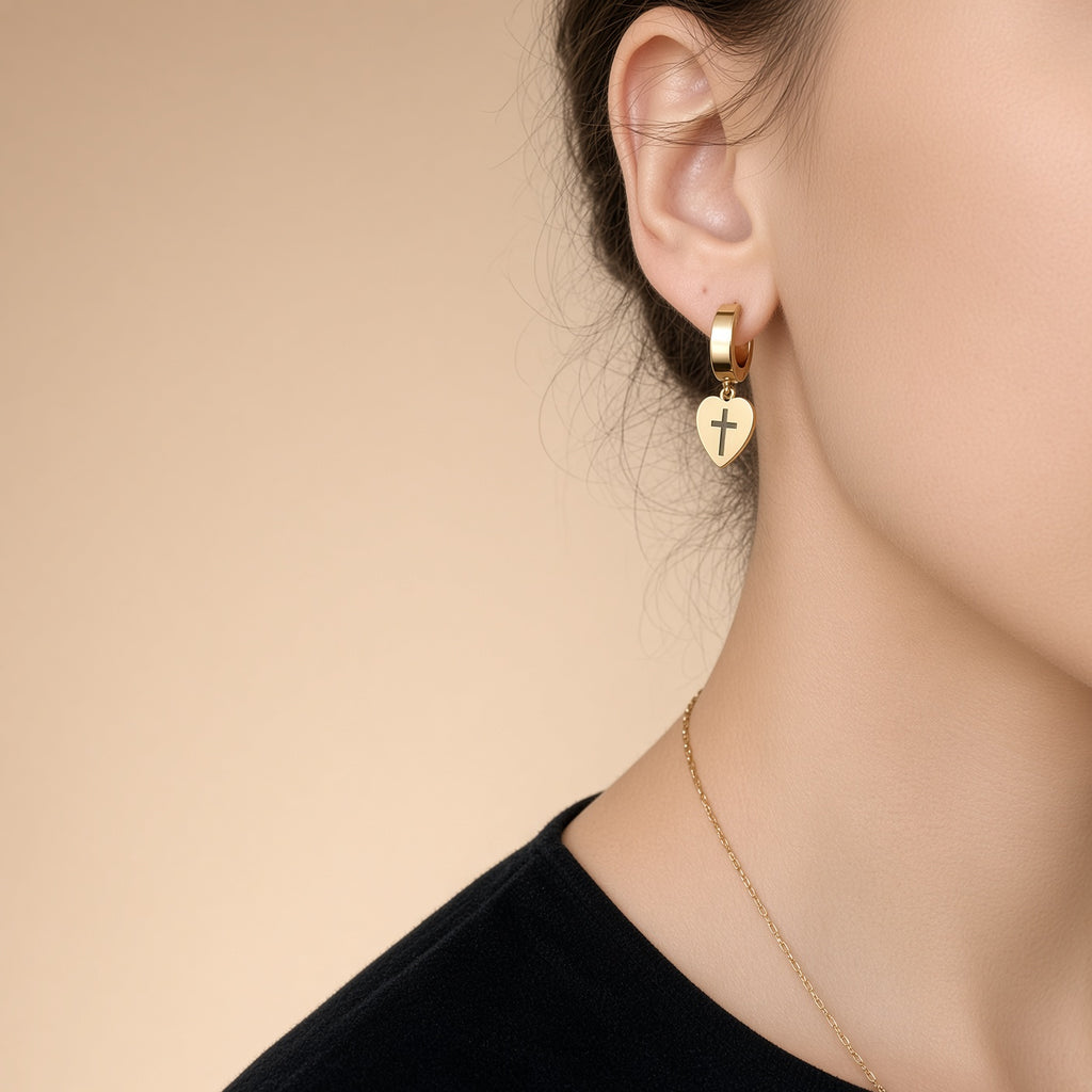 Boucles d'oreilles créoles cœur croix gravée – Acier inoxydable plaqué or | Bijoux femme romantiques et symboliques