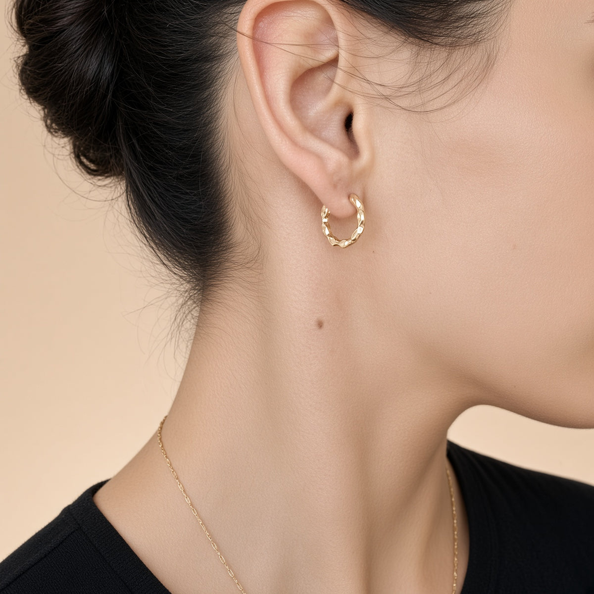 Boucles d'oreilles créoles torsadées – Acier inoxydable plaqué or | Bijoux femme texturés et modernes