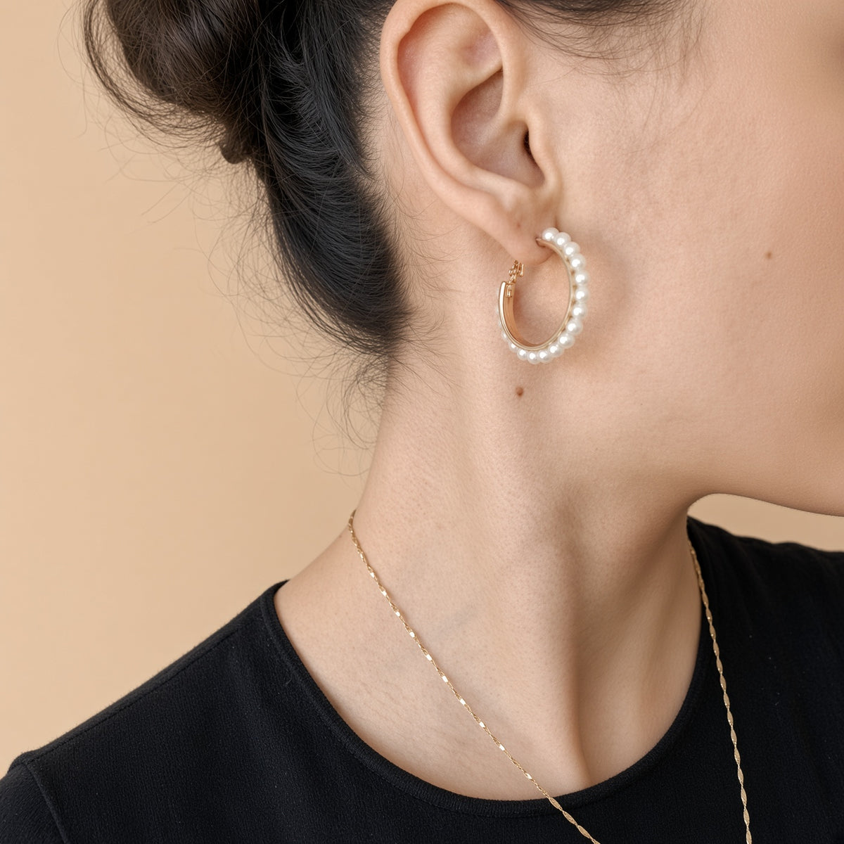 Boucles d'oreilles créoles perles bordées – Alliage doré et perles synthétiques | Bijoux femme élégants
