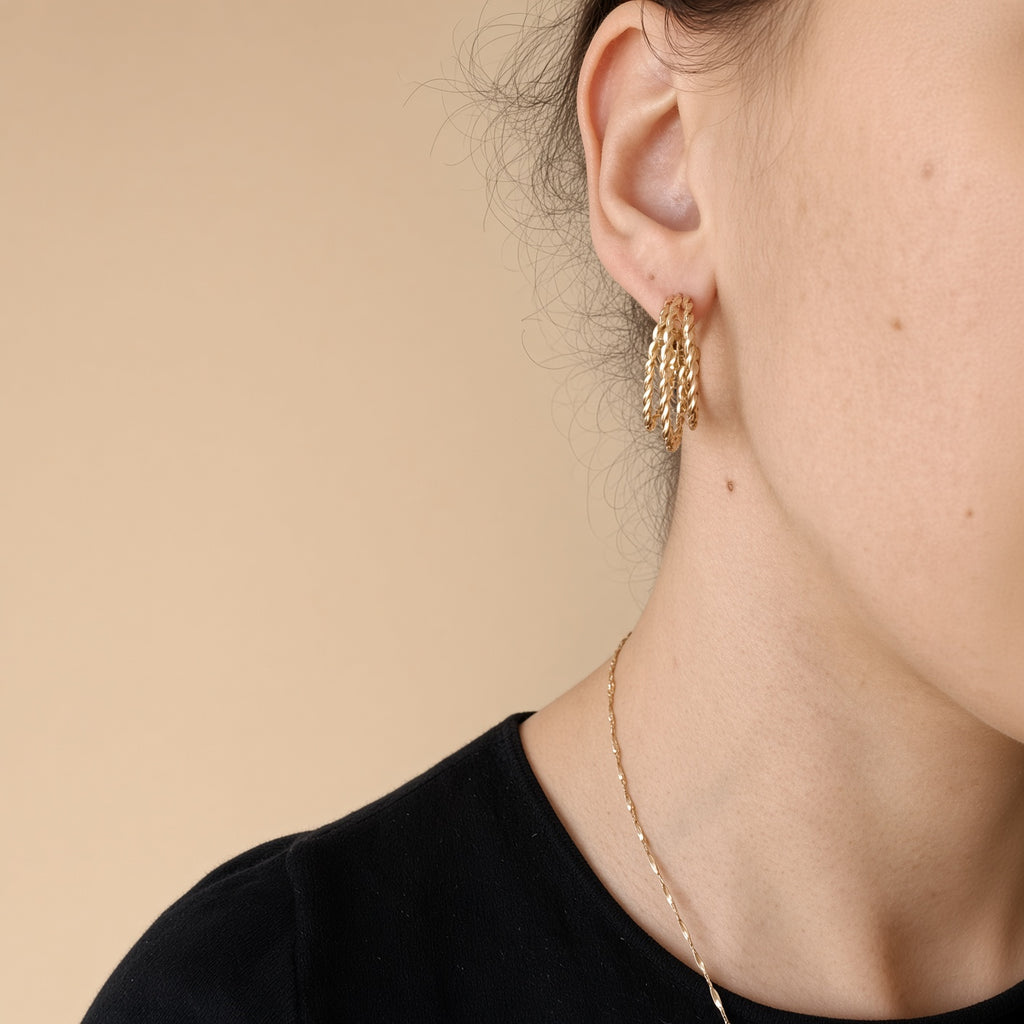 Boucles d'oreilles créoles triples torsadées – Acier inoxydable plaqué or | Bijoux femme modernes