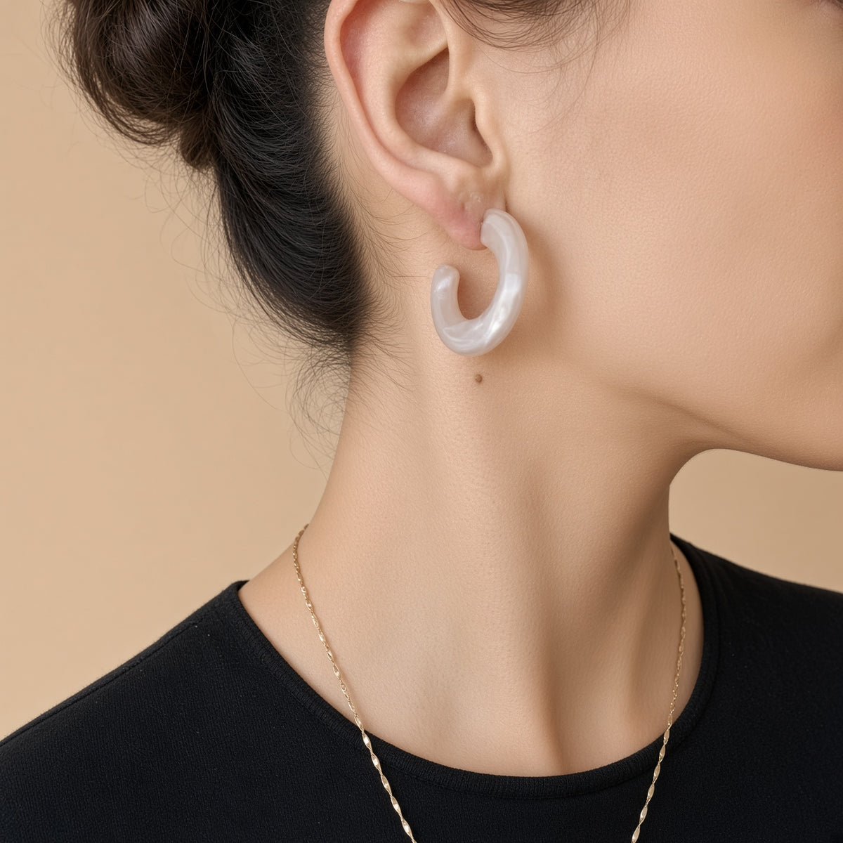 Boucles d'oreilles créoles épaisses résine – Acrylique nacrée | Bijoux femme modernes et légers