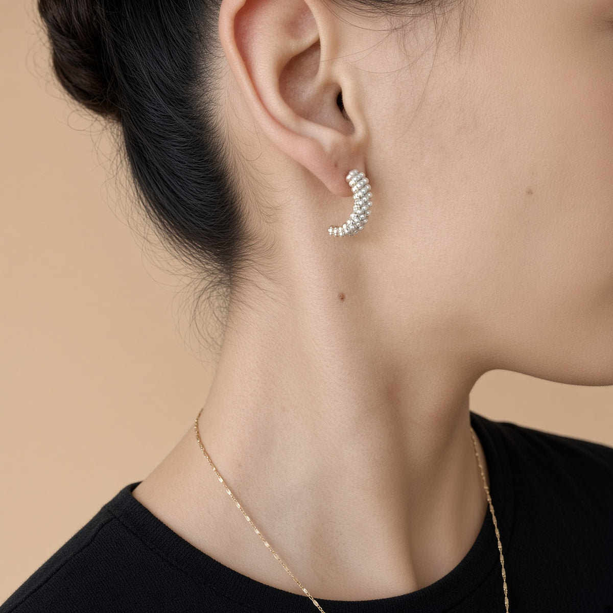 Boucles d'oreilles créoles pavées de perles – Acier inoxydable et perles synthétiques | Bijoux femme élégants