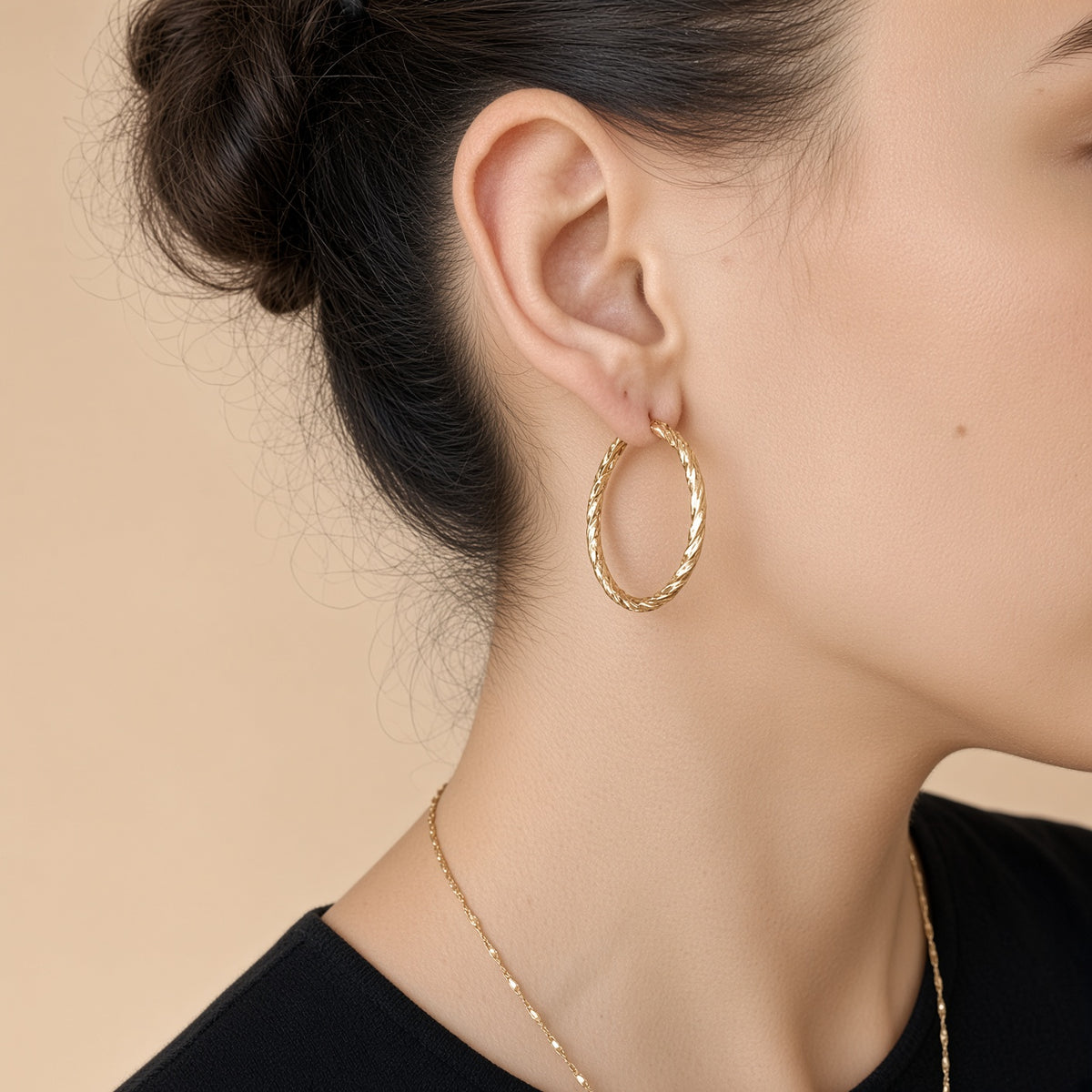 Boucles d'oreilles créoles torsadées – Acier inoxydable plaqué or | Bijoux femme lumineux