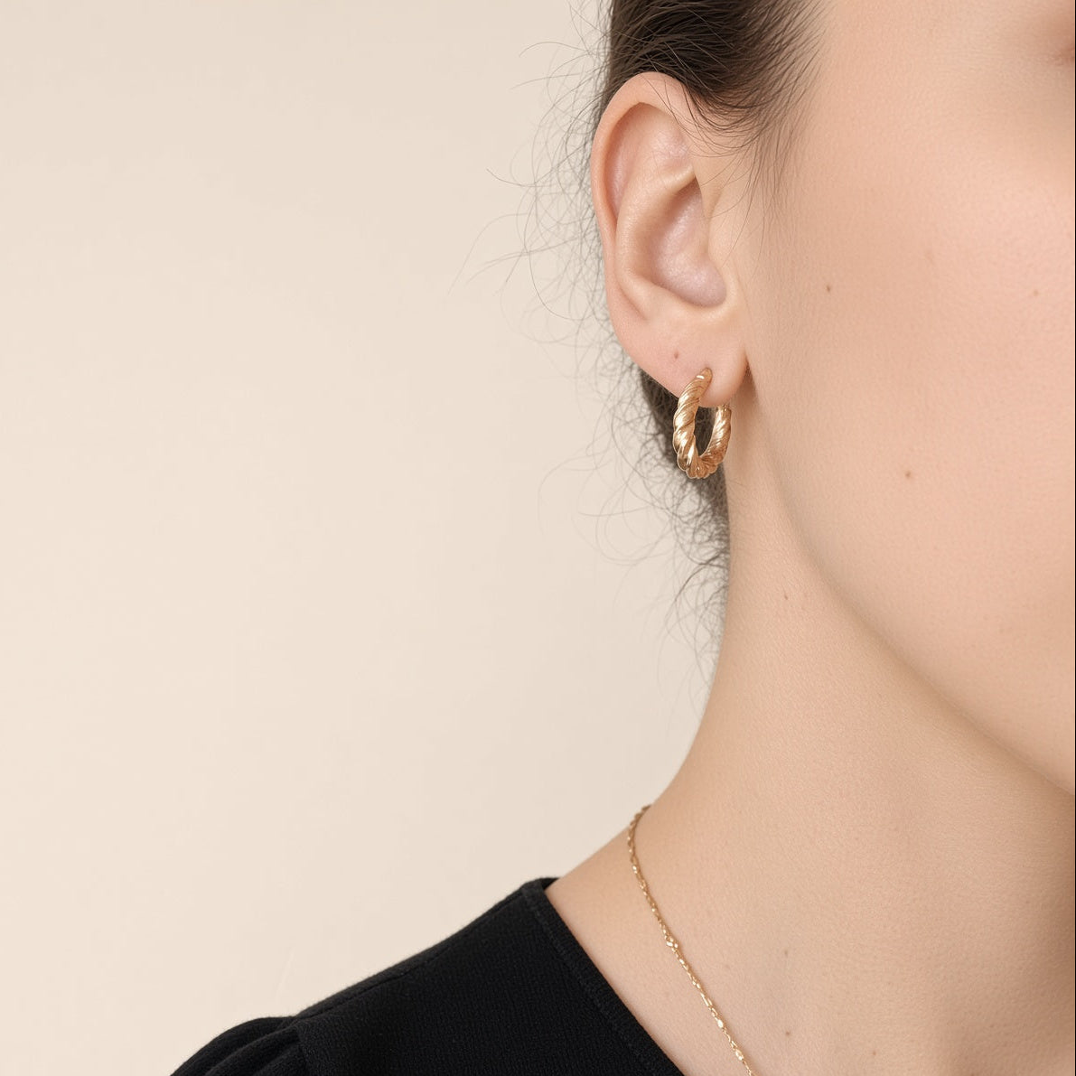 Boucles d'oreilles mini créoles torsadées – Acier inoxydable plaqué or | Bijoux femme texturés