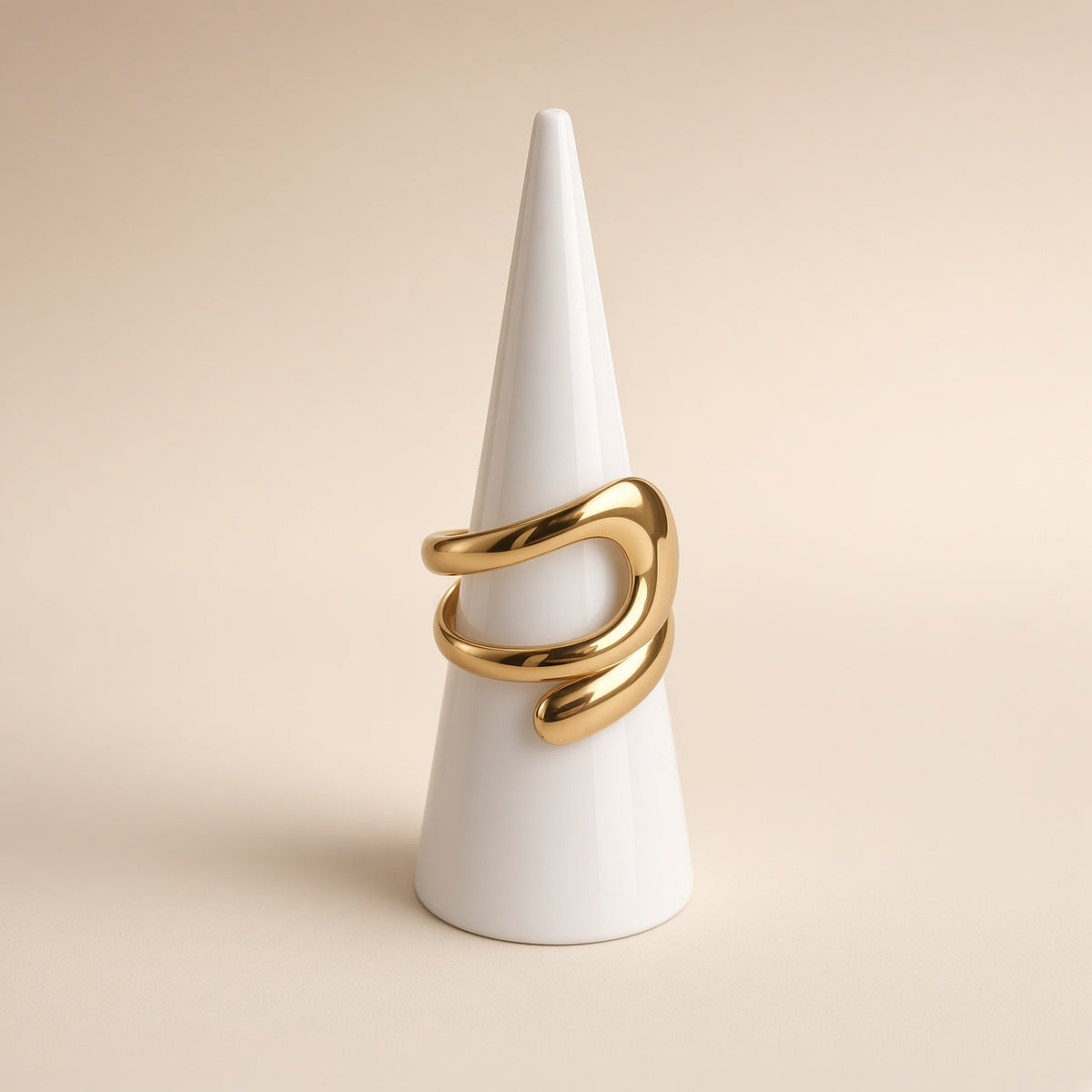 Bague ouverte boucle dorée – Acier inoxydable plaqué or | Bague femme sculpturale