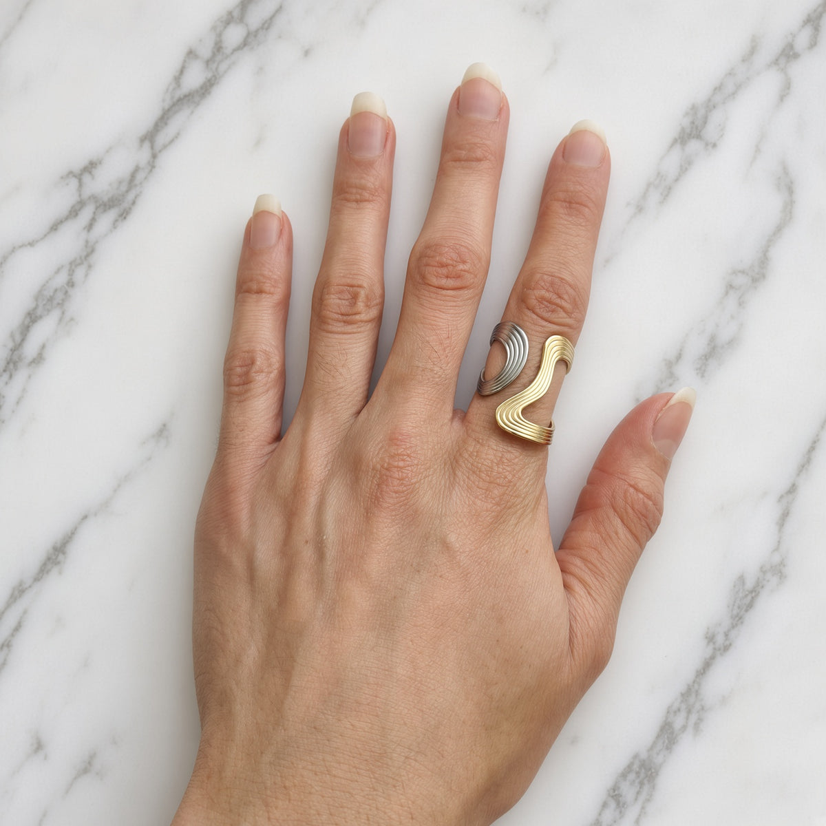 Bague sculpturale ondulée – Acier inoxydable doré ou argenté | Bague femme moderne