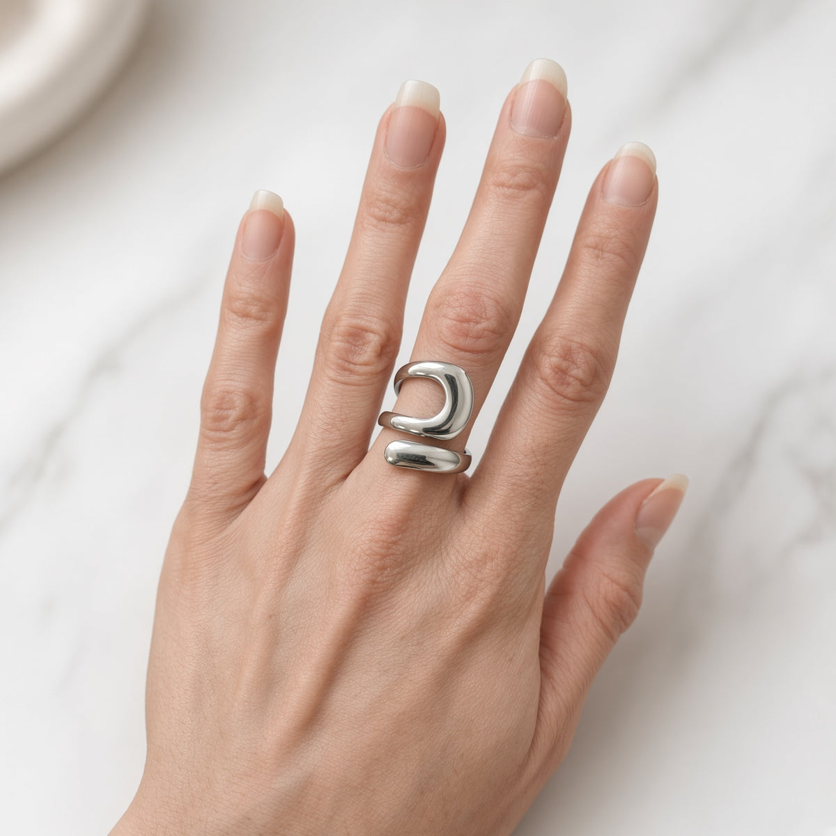 Bague ouverte boucle argentée – Acier inoxydable | Bague femme sculpturale