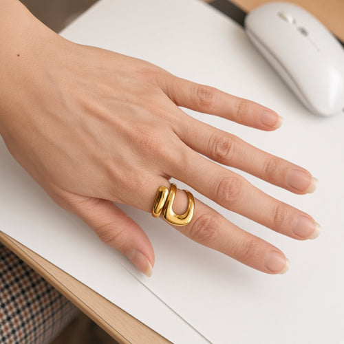 Bague ouverte boucle dorée – Acier inoxydable plaqué or | Bague femme sculpturale
