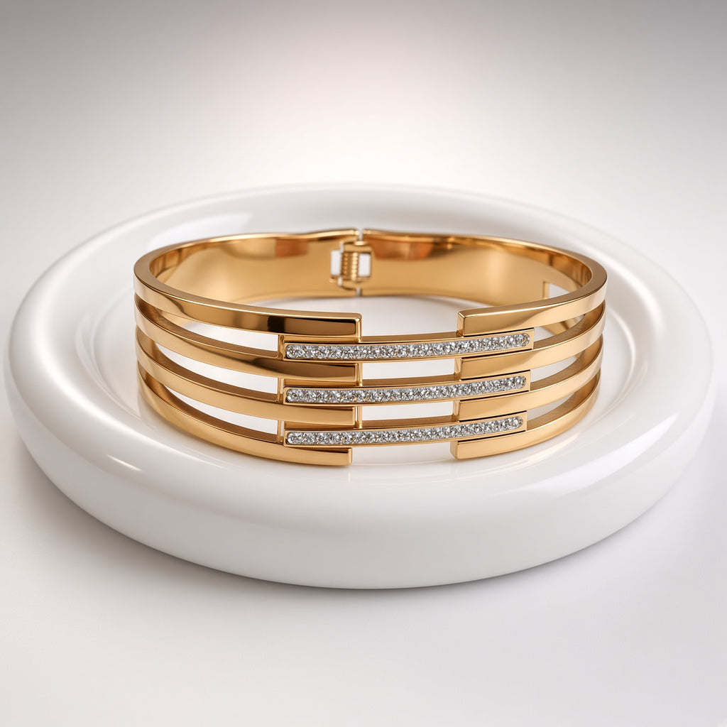 Bracelet manchette graphique doré – Acier inoxydable plaqué or et strass | Bijou femme moderne