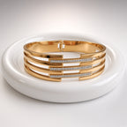 Bracelet manchette graphique doré – Acier inoxydable plaqué or et strass | Bijou femme moderne