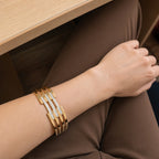 Bracelet manchette graphique doré – Acier inoxydable plaqué or et strass | Bijou femme moderne