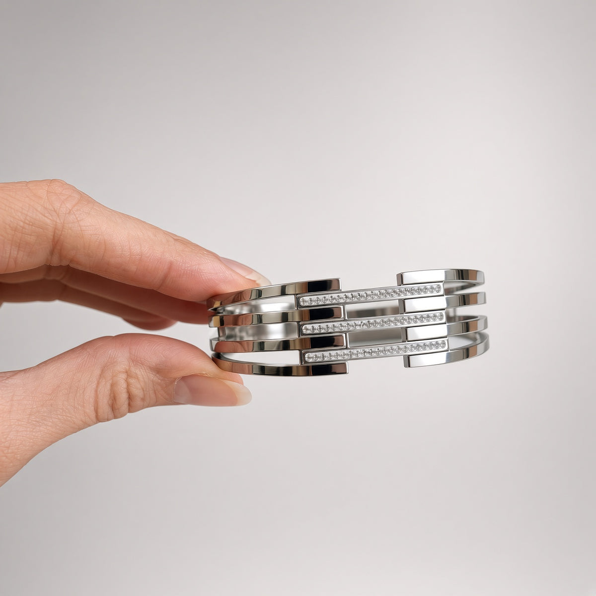 Bracelet manchette graphique argenté – Acier inoxydable et strass | Bijou femme moderne