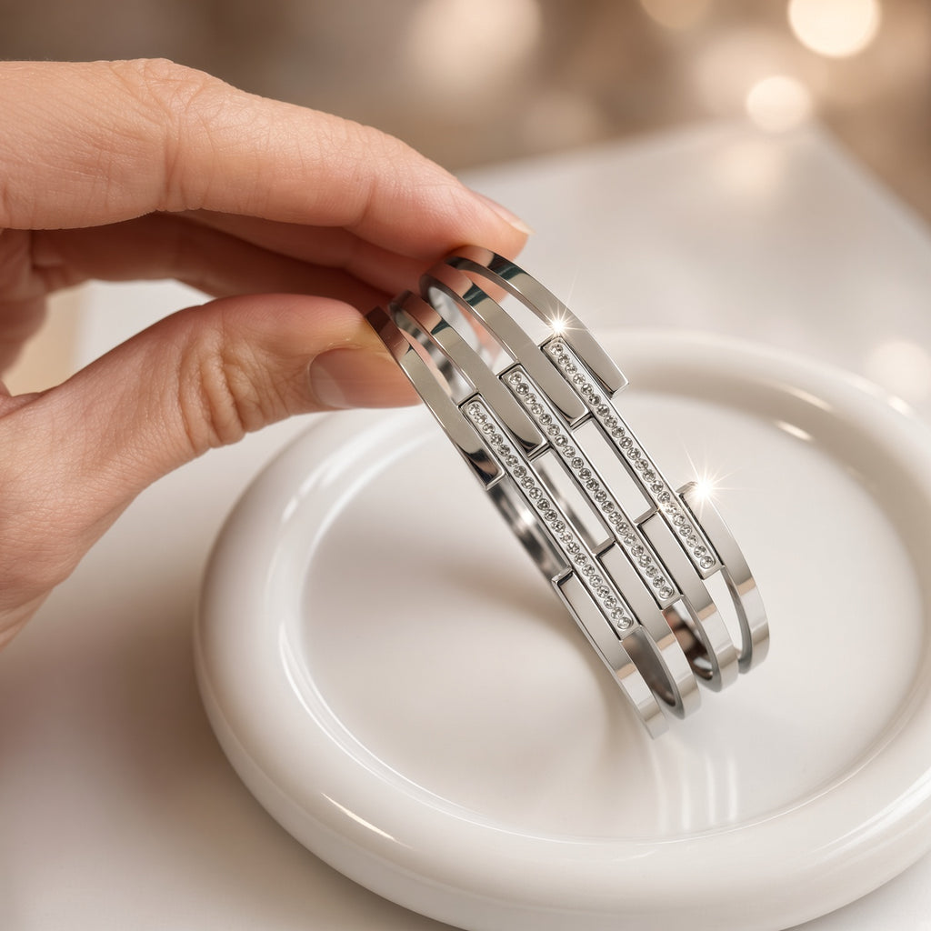 Bracelet manchette graphique argenté – Acier inoxydable et strass | Bijou femme moderne
