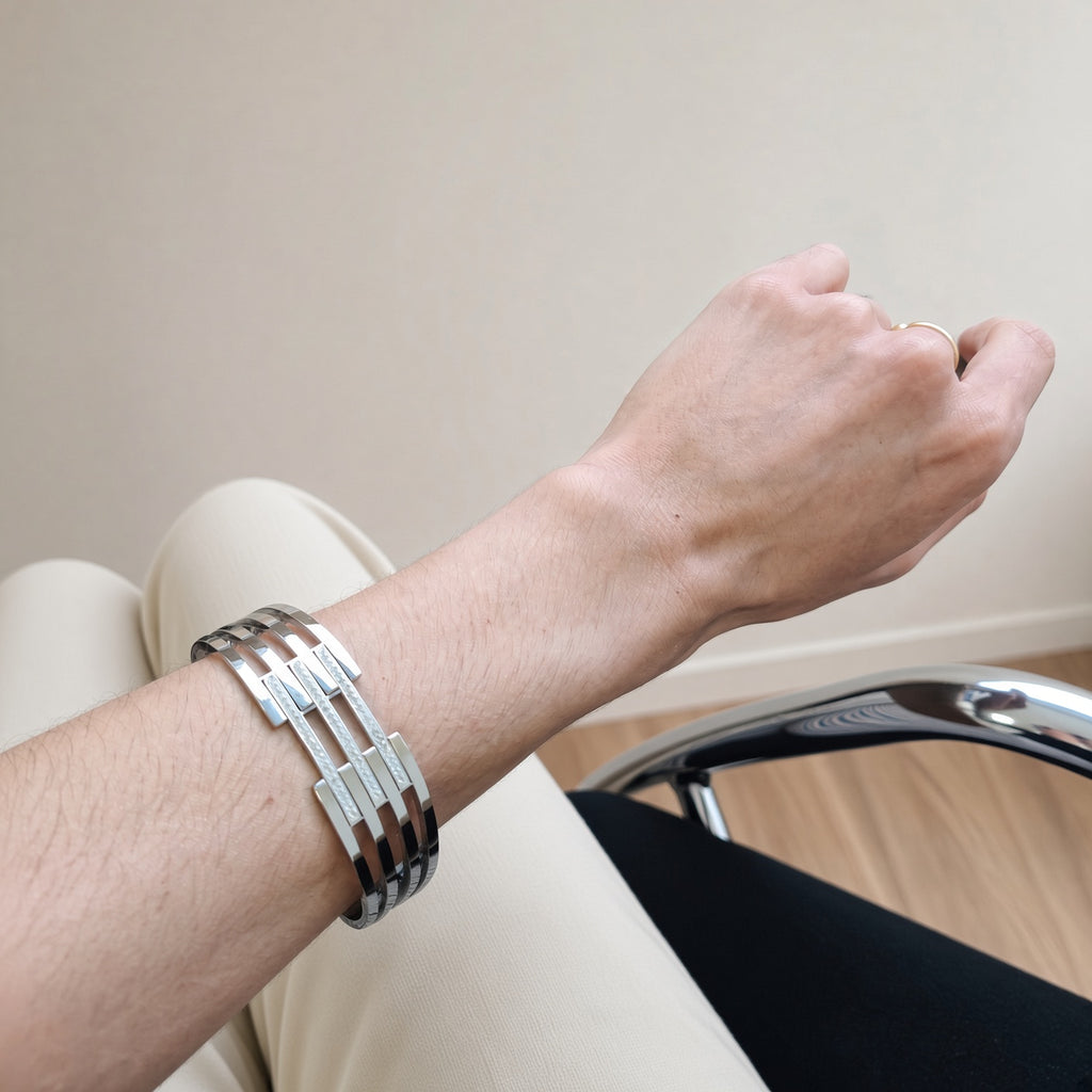 Bracelet manchette graphique argenté – Acier inoxydable et strass | Bijou femme moderne