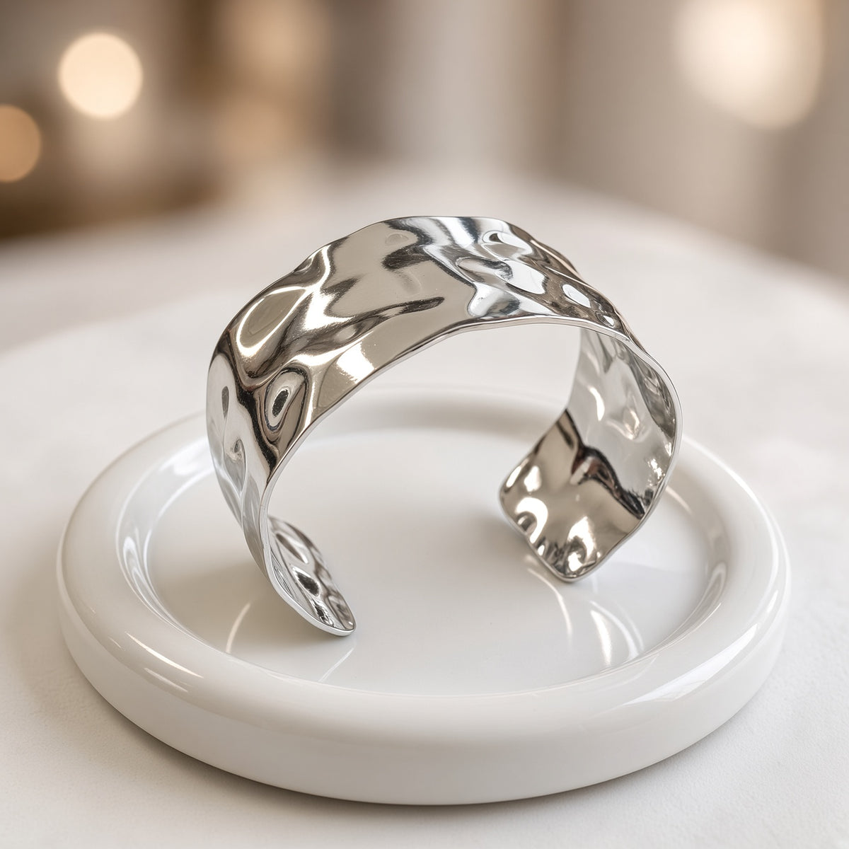Bracelet manchette organique argenté – Métal texturé martelé | Bijou femme statement