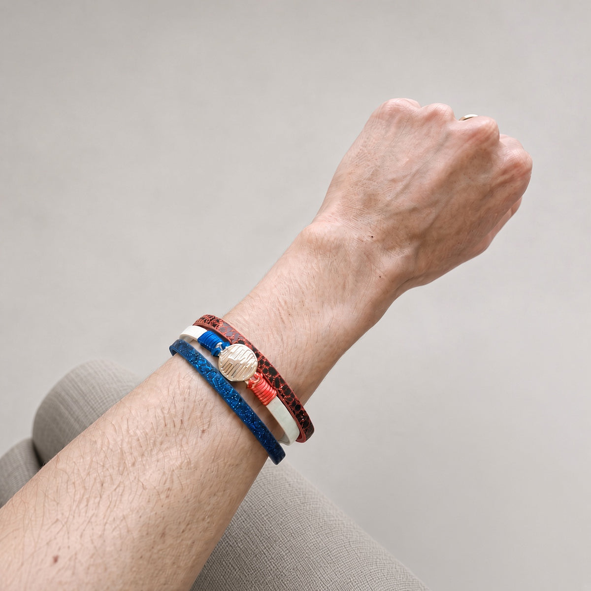 Bracelet multi-rangs tricolore pailleté – Médaille et fermoir aimanté doré | Bracelet femme